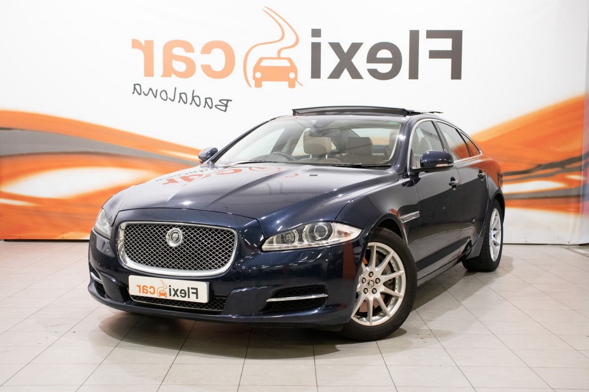 El guardarraíl atraviesa un Jaguar xf en vizcaya motor